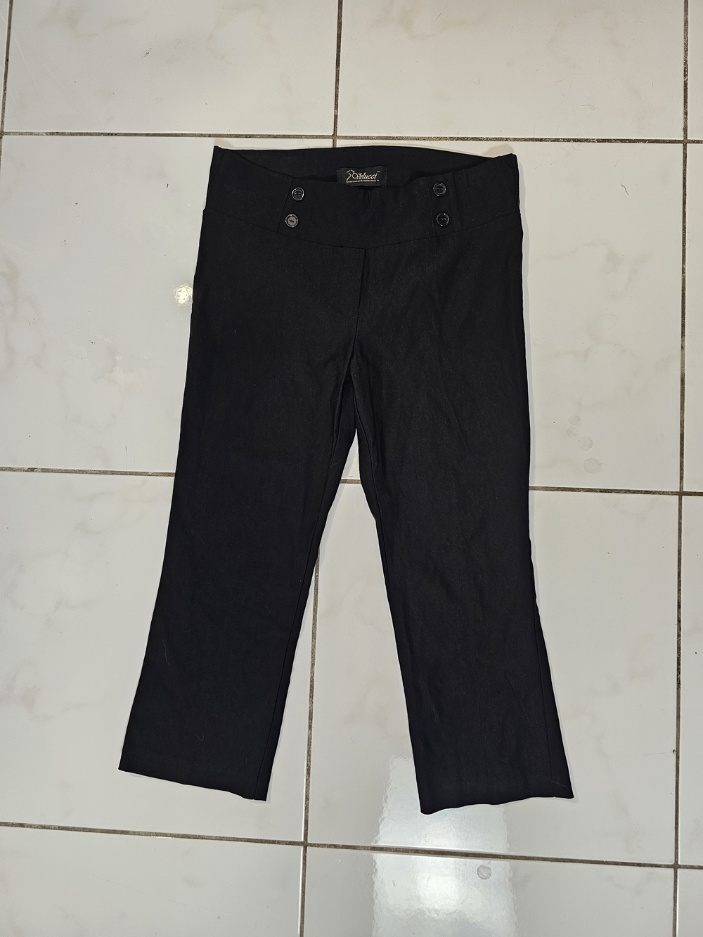 Black Sailor-Button Crop Capri Pants by Velucci